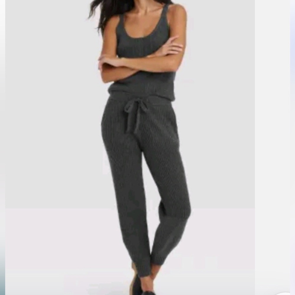 NWOT Universal Thread 2 pc lounge set. Size 
M/L